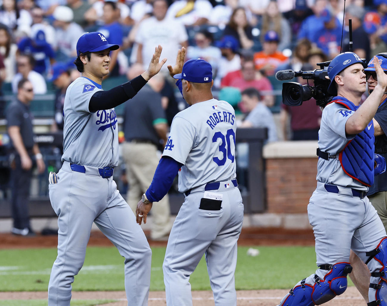 メッツ対ドジャース　メッツに勝利し、ロバーツ監督（中央）とタッチを交わす大谷（撮影・藤尾明華）