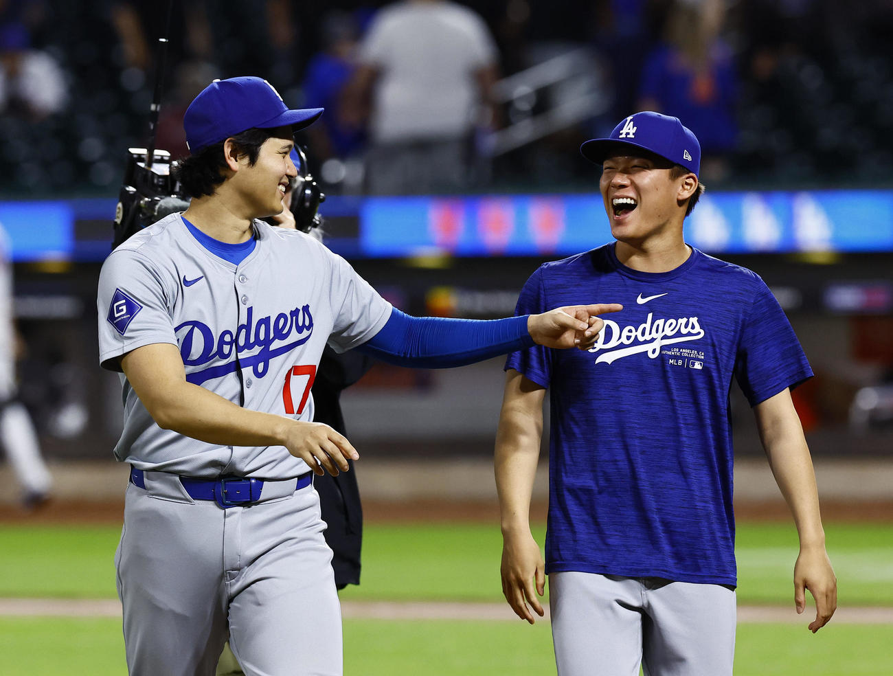 メッツ対ドジャース　メッツに連勝し、笑顔を見せるドジャース大谷（左）とと山本（撮影・藤尾明華）