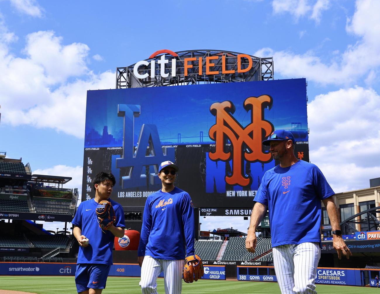 メッツ対ドジャース　キャッチボールを終え、引き揚げるメッツ千賀（撮影・藤尾明華）