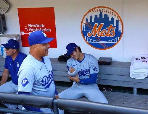 メッツ対ドジャース　ベンチで試合に備えるドジャース大谷（右）。中央はロバーツ監督（撮影・藤尾明華）