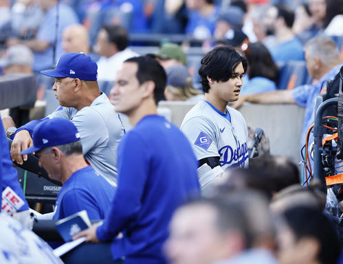 メッツ対ドジャース　10回表ドジャース無死一塁、空振り三振に倒れベンチに戻る大谷。左はロバーツ（撮影・藤尾明華）