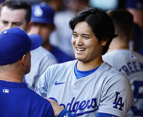 メッツ対ドジャース　10回、ベンチで笑顔を見せるドジャース大谷（撮影・藤尾明華）
