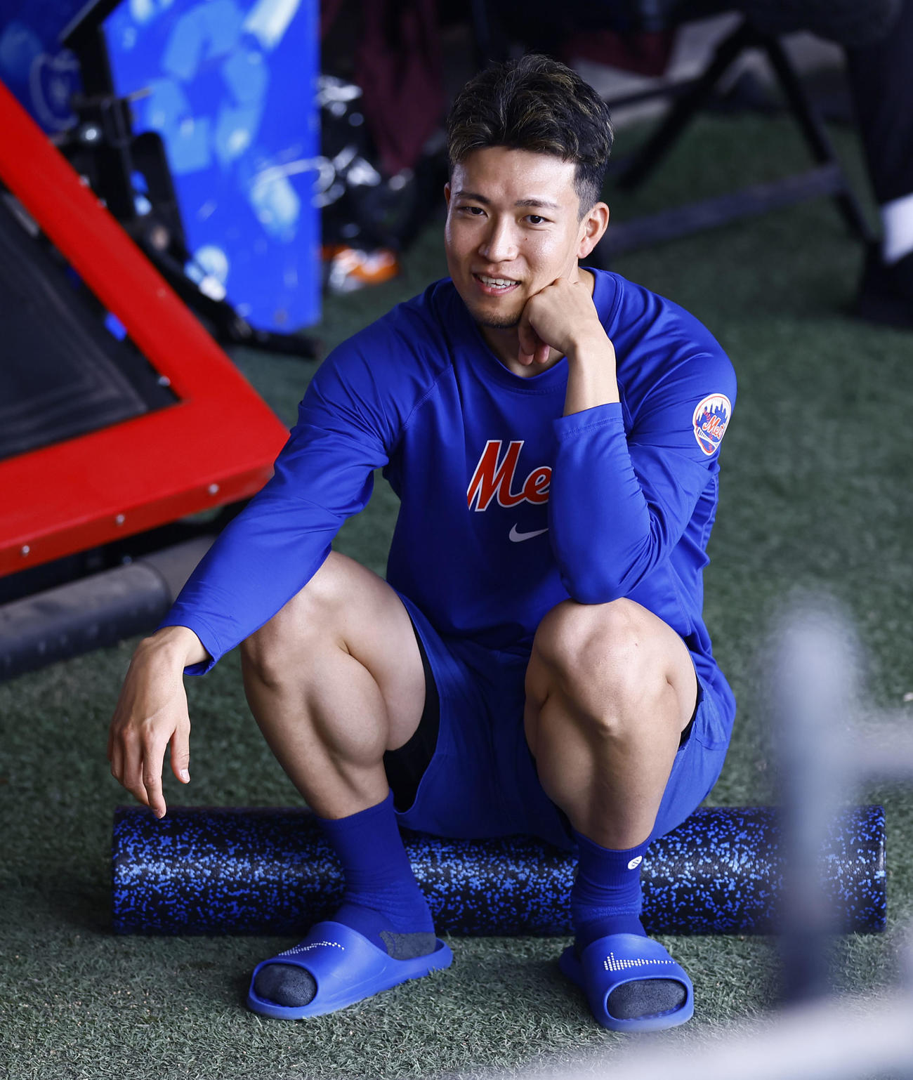 メッツ対ドジャース　ドジャース山本のブルペン投球を見つめるメッツ千賀（撮影・藤尾明華）