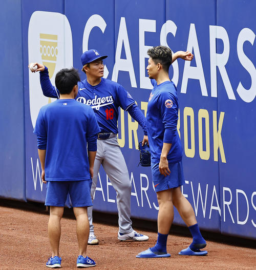 メッツ対ドジャース 話をするドジャース山本とメッツ千賀(右)(撮影・藤尾明華)