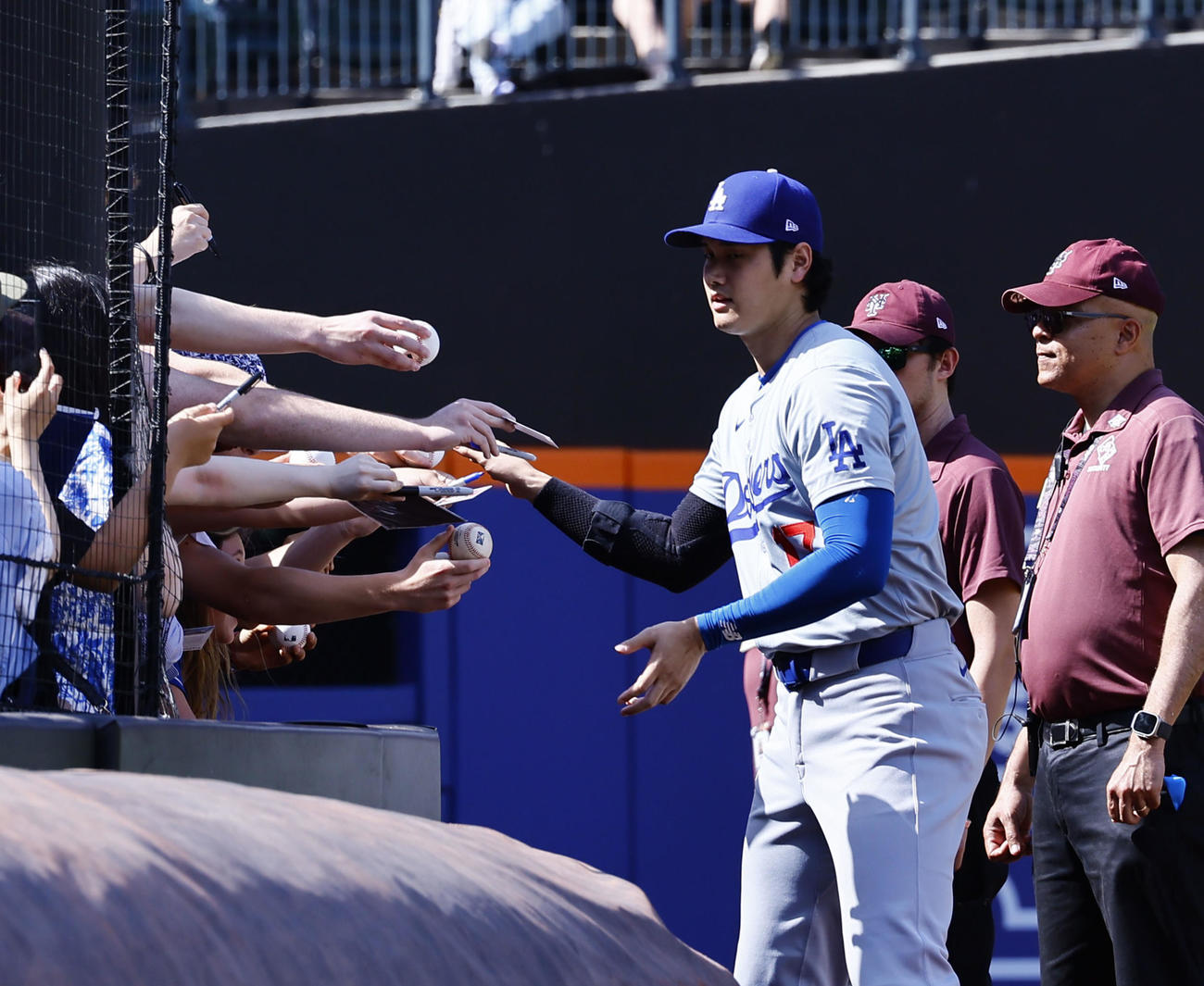 メッツ対ドジャース　試合前、ファンにサインするドジャース大谷（撮影・藤尾明華）