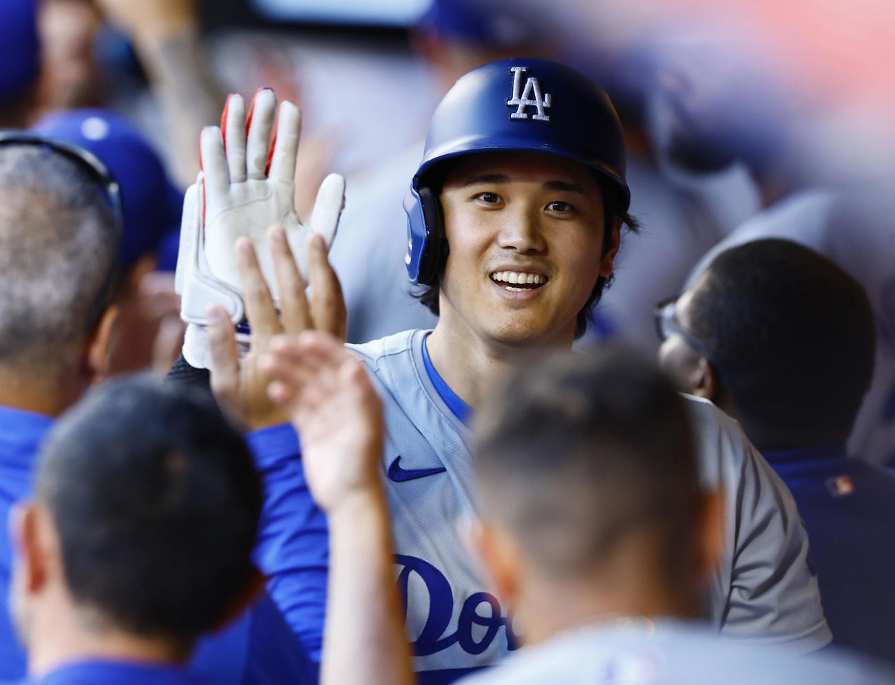 メッツ対ドジャース　8回表ドジャース2死二塁、左越えに2点本塁打を放ち、ナインとタッチを交わす大谷（撮影・藤尾明華）