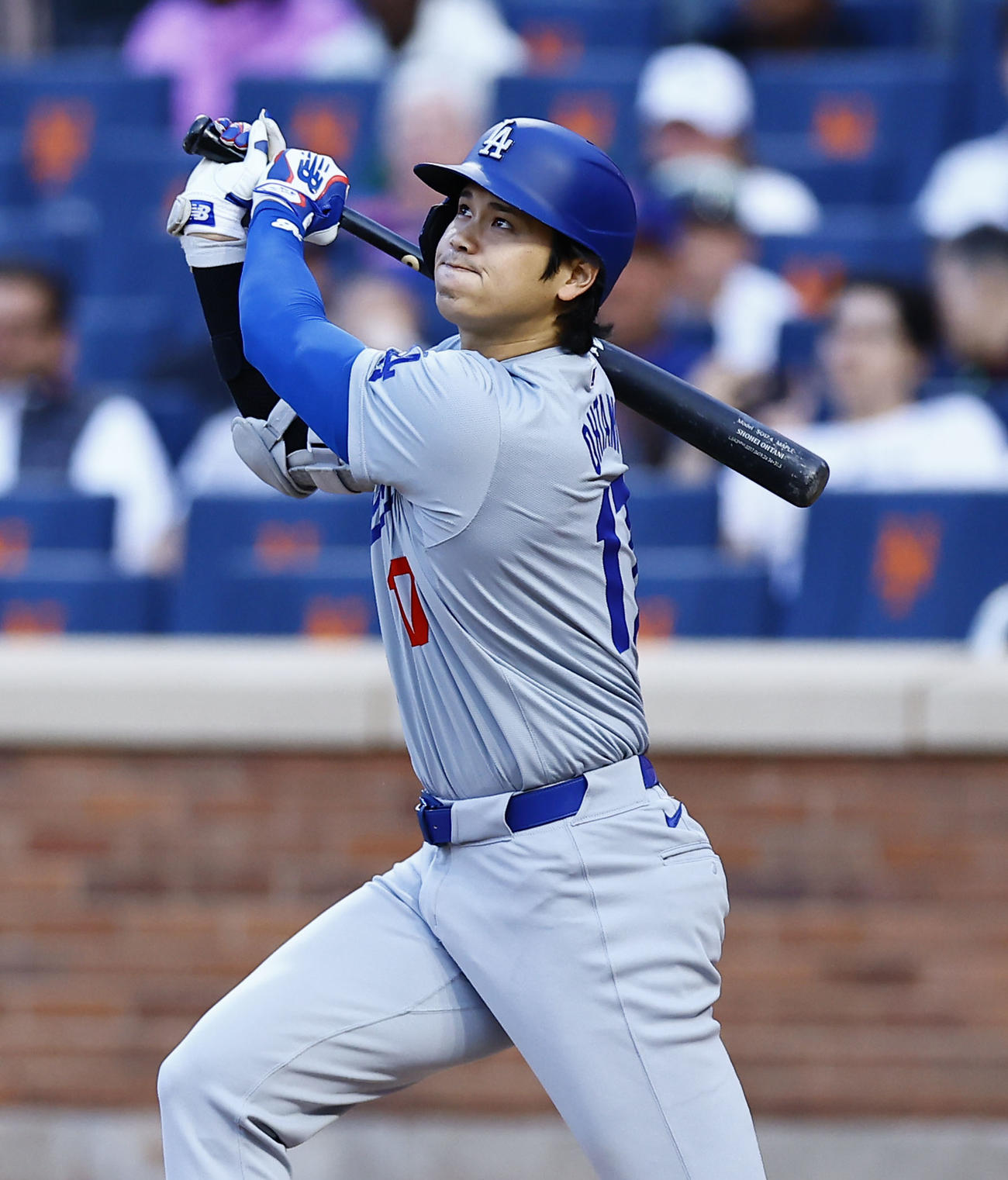 8回表ドジャース2死二塁、大谷は左越え2点本塁打を放つ（撮影・藤尾明華）