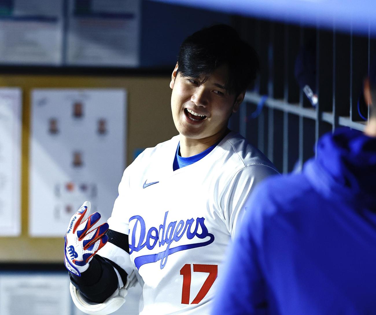 ドジャース対ロッキーズ　8回、ベンチで話しをする大谷（撮影・藤尾明華）