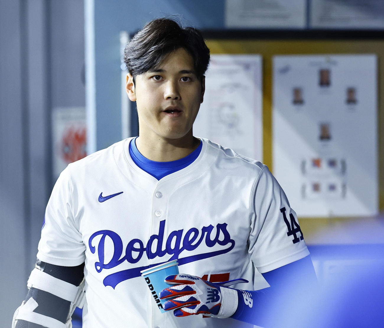 ドジャース対ロッキーズ　8回、ベンチでひまわりの種を食べるドジャース大谷（撮影・藤尾明華）