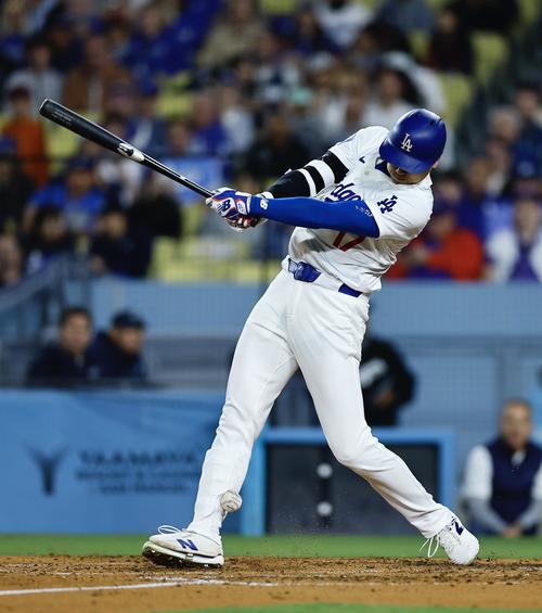 ドジャース対ロッキーズ　6回裏ドジャース1死、右脚に自打球を受ける大谷（撮影・藤尾明華）