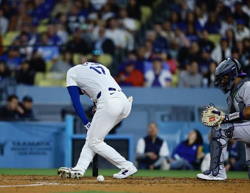 ドジャース対ロッキーズ　6回裏ドジャース1死、右脚に自打球を受け痛がる大谷翔平（撮影・藤尾明華）