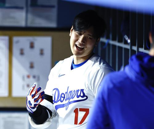 ドジャース対ロッキーズ　8回、ベンチで話しをする大谷（撮影・藤尾明華）