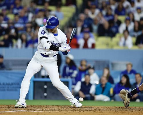 ドジャース対ロッキーズ　8回裏ドジャース2死三塁、四球を選ぶ大谷（撮影・藤尾明華）