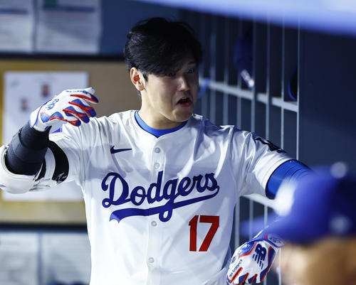ドジャース対ロッキーズ　8回、ベンチでおどけた表情を見せるドジャース大谷（撮影・藤尾明華）