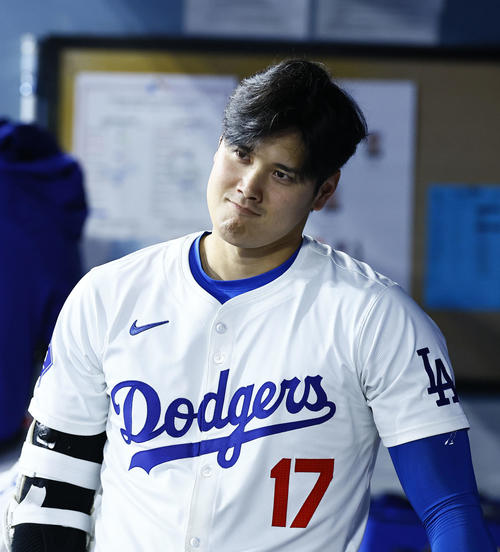 ドジャース対ロッキーズ　8回、ベンチでおどけた表情を見せるドジャース大谷（撮影・藤尾明華）