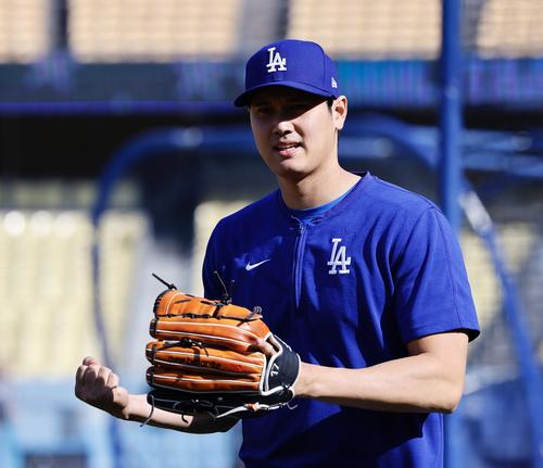 ドジャース対ロッキーズ　キャッチボールに向かうドジャース大谷翔平（撮影・藤尾明華）