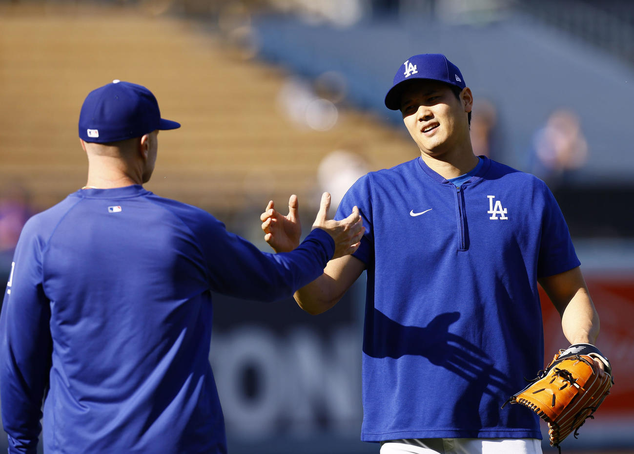 ドジャース対ロッキーズ　キャッチボールを終え、握手を交わすドジャース大谷翔平（右）（撮影・藤尾明華）