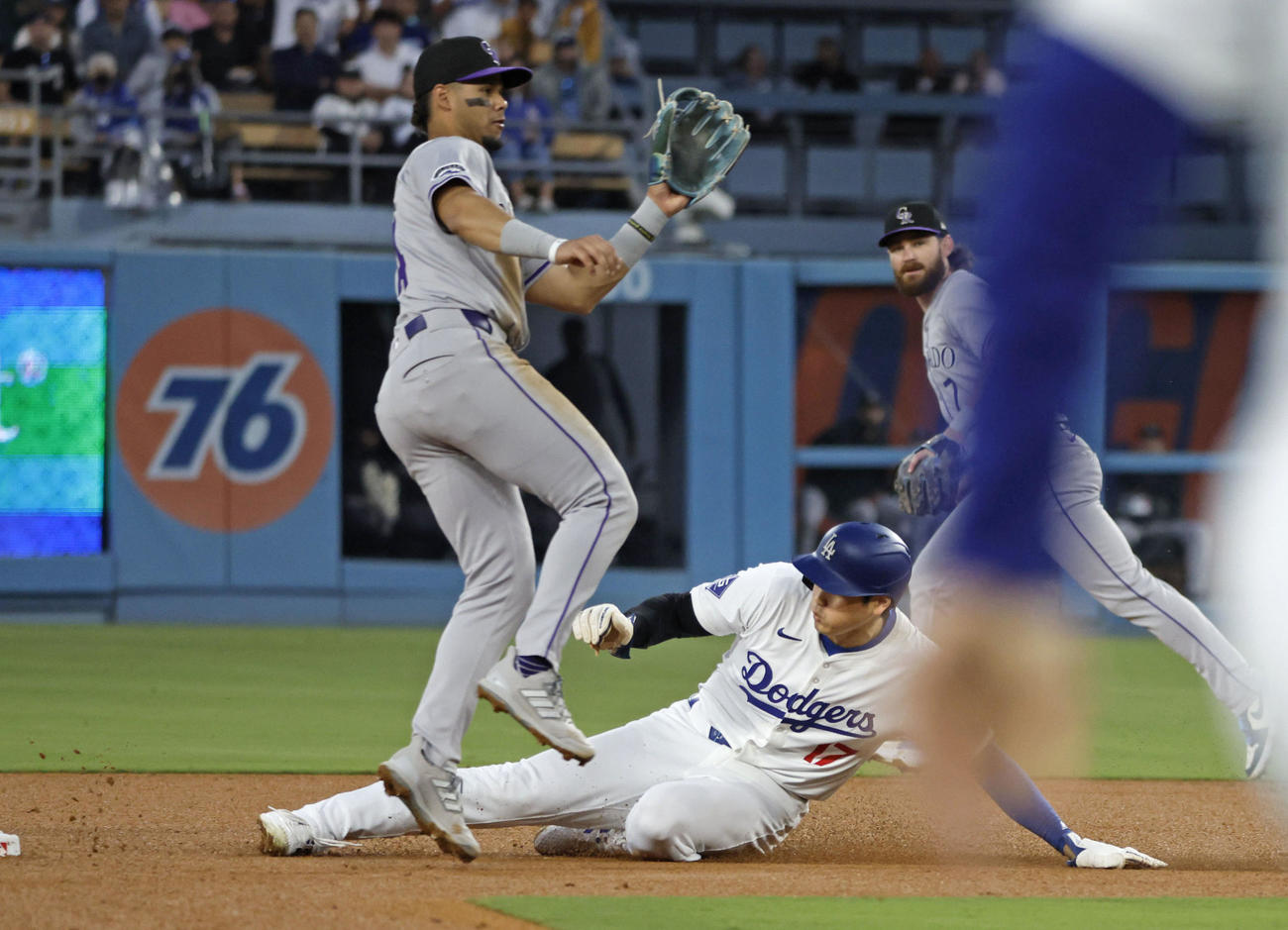 ロッキーズ戦の3回、二盗を決めるドジャース大谷（共同）