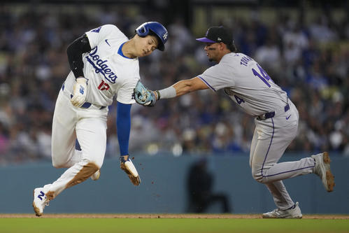ドジャース対ロッキーズ　3回裏ドジャース1死二塁、大谷は二、三本間に挟まれタッチアウト（AP）