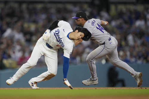 ドジャース対ロッキーズ　3回裏ドジャース1死二塁、大谷は二、三本間に挟まれタッチアウト（AP）