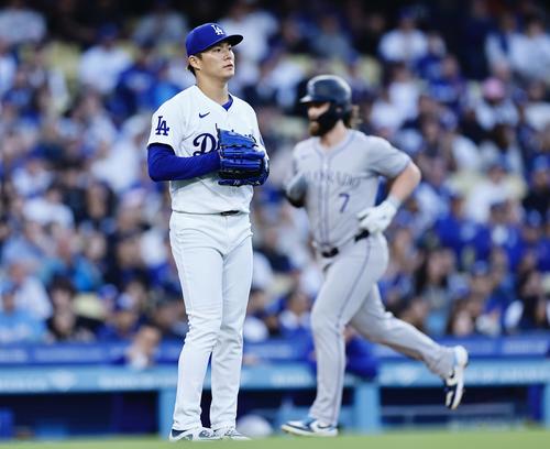 ドジャース対ロッキーズ　2回表ロッキーズ1死三塁、ドイルに先制の犠飛を許した山本（撮影・藤尾明華）