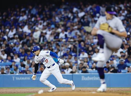 ドジャース対ロッキーズ　3回裏ドジャース1死一塁、打者フリーマンのとき二盗を決める大谷（撮影・藤尾明華）