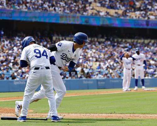 ドジャース対ロッキーズ　8回裏ドジャース1死二、三塁、申告敬遠で出塁する大谷（撮影・藤尾明華）