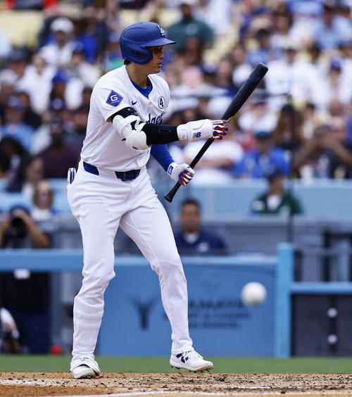 ドジャース対ロッキーズ　6回裏ドジャース2死一塁、捕手の打撃妨害で出塁する大谷（撮影・藤尾明華）