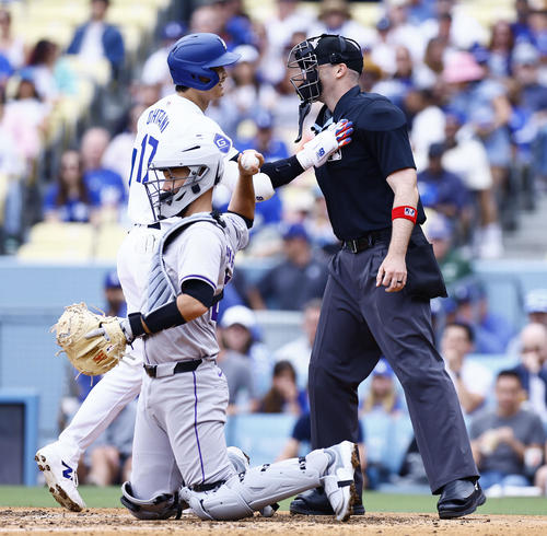 ドジャース対ロッキーズ　4回裏ドジャース1死一塁、ファウルの打球が再び当たった審判を心配する大谷（撮影・藤尾明華）
