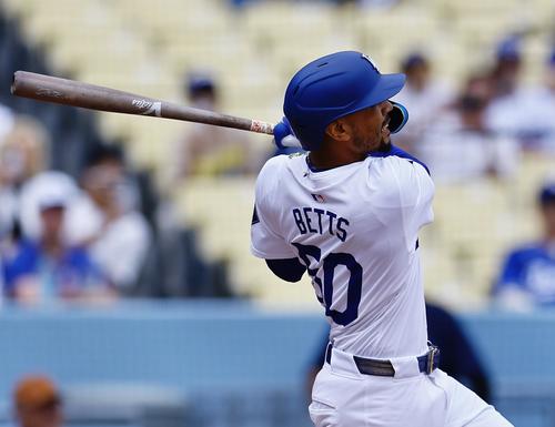 ドジャース対ロッキーズ　1回裏ドジャース無死、先頭打者本塁打を放つベッツ（撮影・藤尾明華）