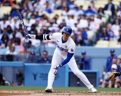 ドジャース対ロッキーズ　4回裏ドジャース1死一塁、空振り三振に倒れる大谷（撮影・藤尾明華）