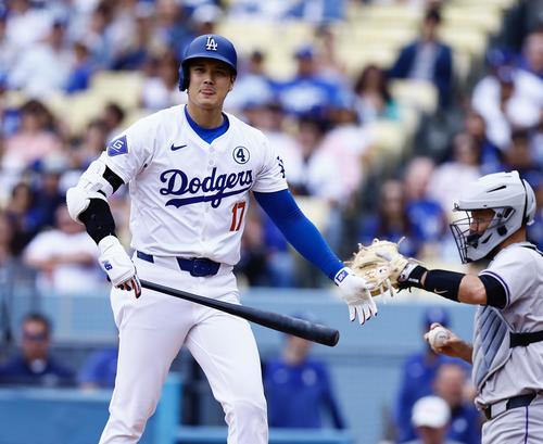 ドジャース対ロッキーズ　4回裏ドジャース1死一塁、空振り三振に倒れる大谷（撮影・藤尾明華）