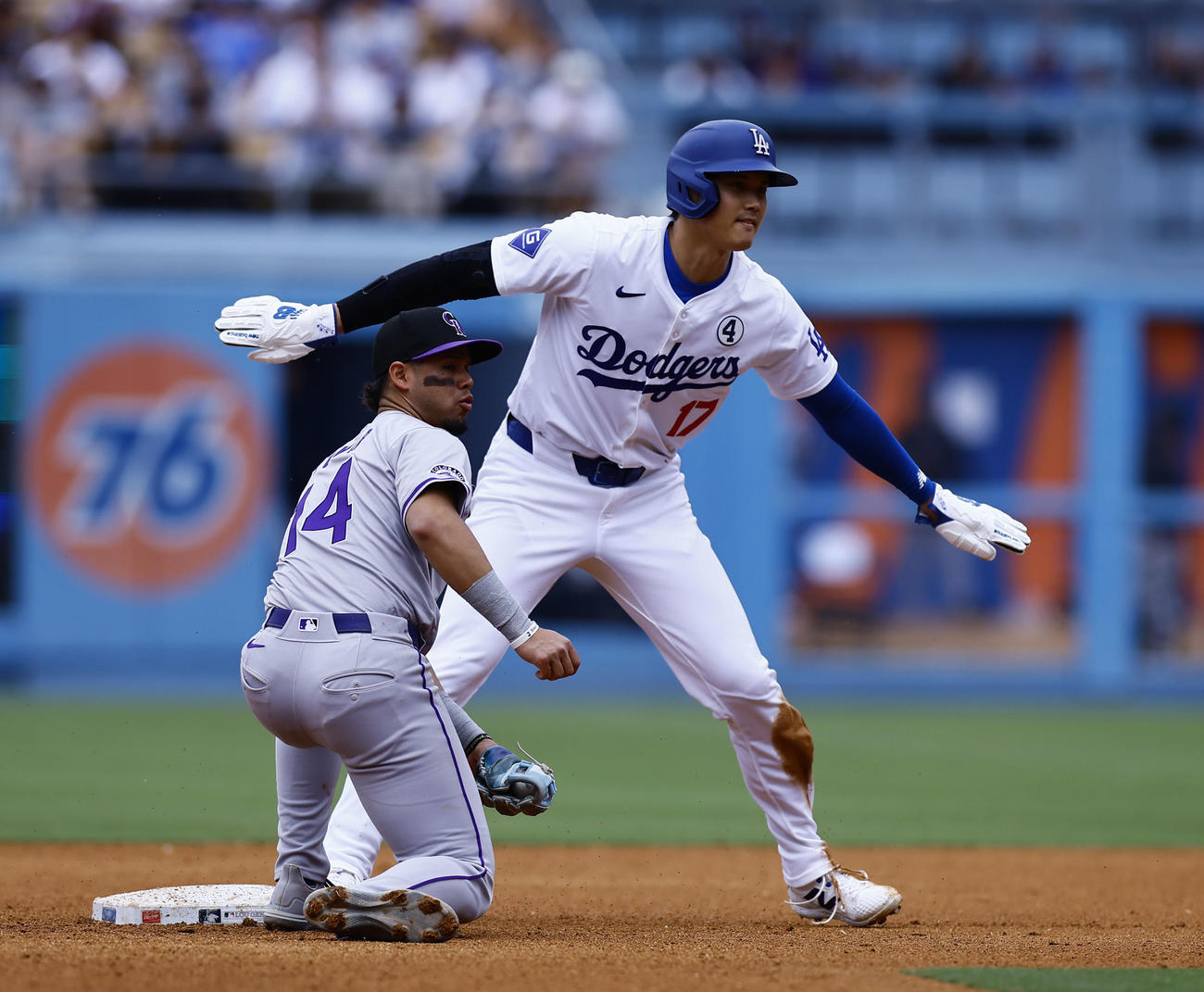 ドジャース対ロッキーズ　6回裏ドジャース2死一、二塁、打者フリーマンのとき暴投で二塁へ進む大谷（撮影・藤尾明華）