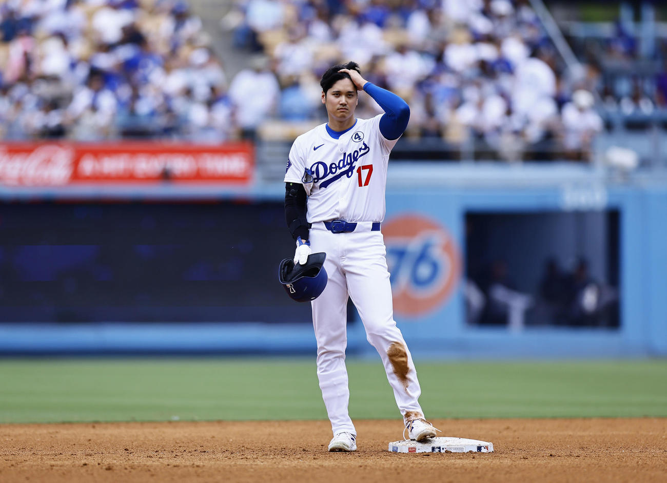 ドジャース対ロッキーズ　6回裏ドジャース2死二、三塁、投手交代を待つ大谷（撮影・藤尾明華）