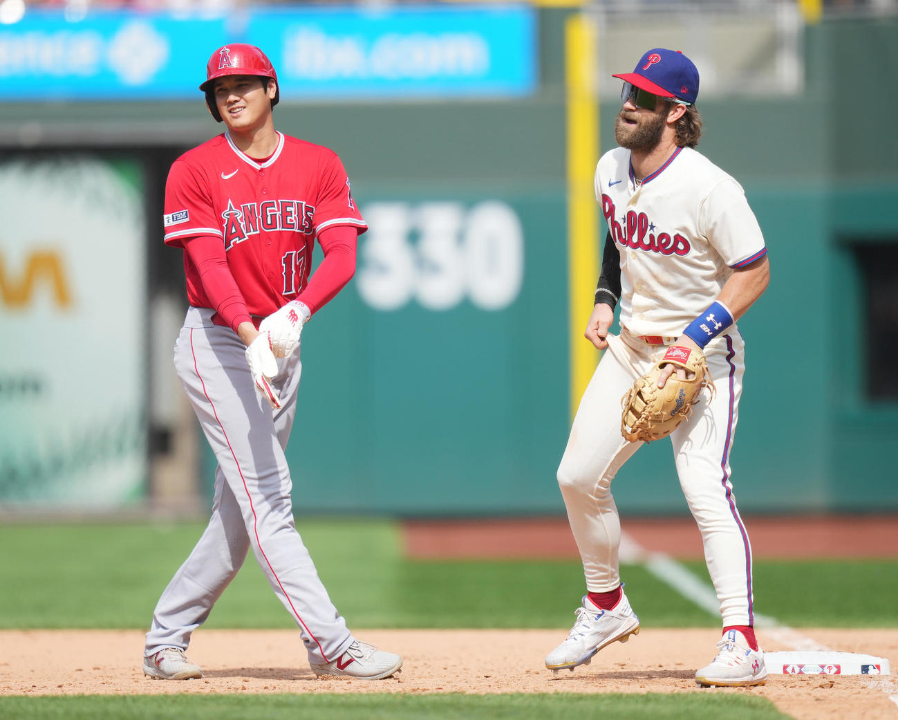 エンゼルス時代、ハーパー（右）と言葉を交わす大谷（2023年8月撮影）
