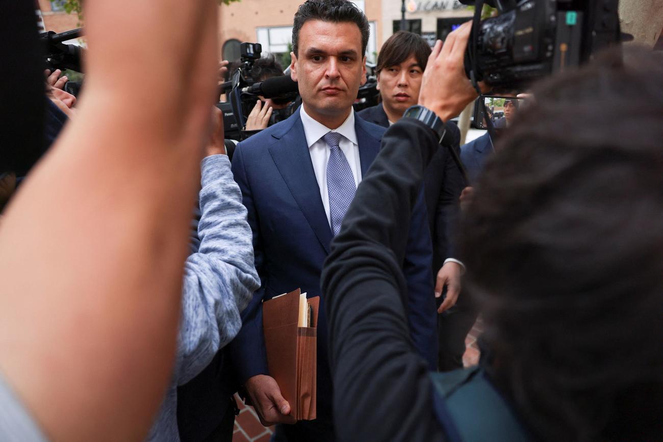 水原被告とともに連邦地裁に到着したフリードマン弁護士（ロイター）