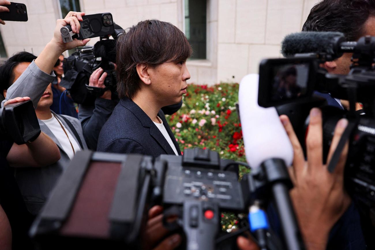 法廷に入る水原一平被告（ロイター）