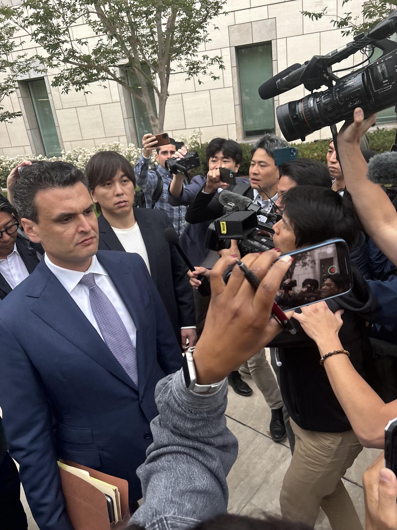 2度目の審理を終え、連邦地裁から引き揚げる際、多くの報道陣に囲まれる水原被告（左から2人目）。手前左はフリードマン弁護士（撮影・斎藤庸裕）