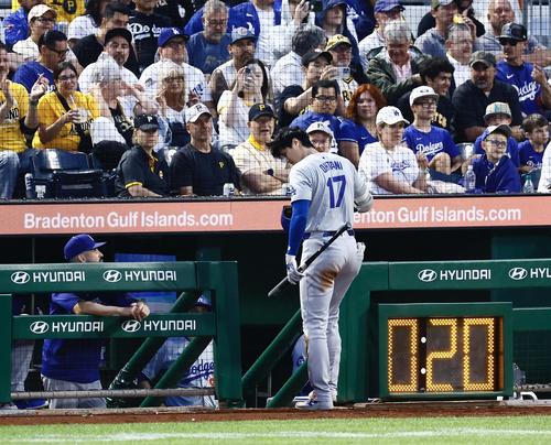 パイレーツ対ドジャース　7回表ドジャース1死、大谷は空振り三振に倒れベンチに戻る（撮影・藤尾明華）