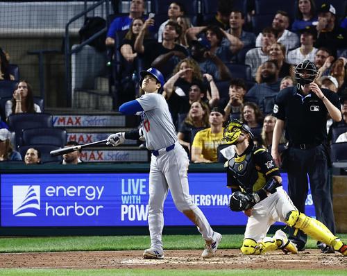 パイレーツ対ドジャース　8回表ドジャース2死一、二塁、大谷は右飛に倒れる（撮影・藤尾明華）