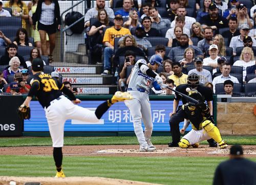 パイレーツ対ドジャース　3回表ドジャース2死一塁、大谷は中越えに2点本塁打を放つ。投手スキーンズ（撮影・藤尾明華）