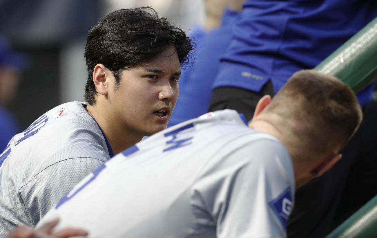 パイレーツ対ドジャース　試合中、ベンチで言葉を交わす大谷（左）とフリーマン（USA TODAY Sports＝ロイター）