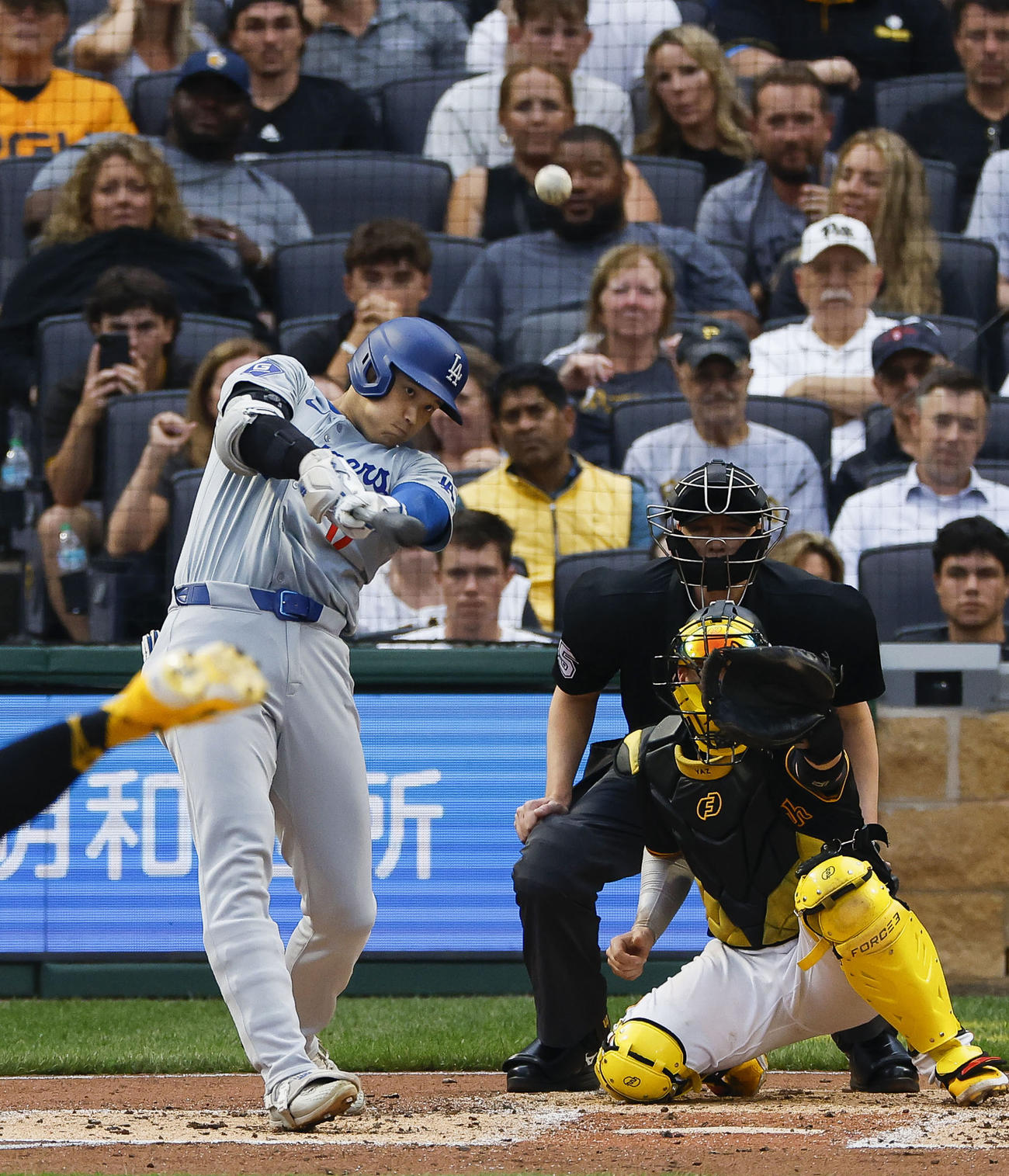 パイレーツ戦の3回、15号2ランを放つドジャース大谷（共同）
