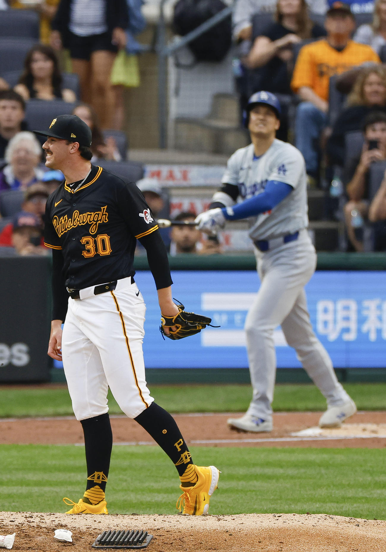 ドジャース戦の3回、大谷（奥）に15号2ランを浴びたパイレーツ先発のスキーンズ（共同）