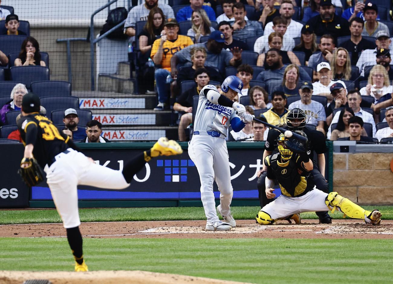 パイレーツ対ドジャース　5回表ドジャース1死一塁、大谷は右前打を放つ。投手スキーンズ（撮影・藤尾明華）