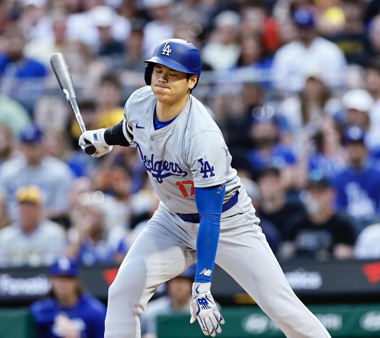 パイレーツ対ドジャース　4回表ドジャース1死一、三塁、空振り三振に倒れる大谷（撮影・藤尾明華）