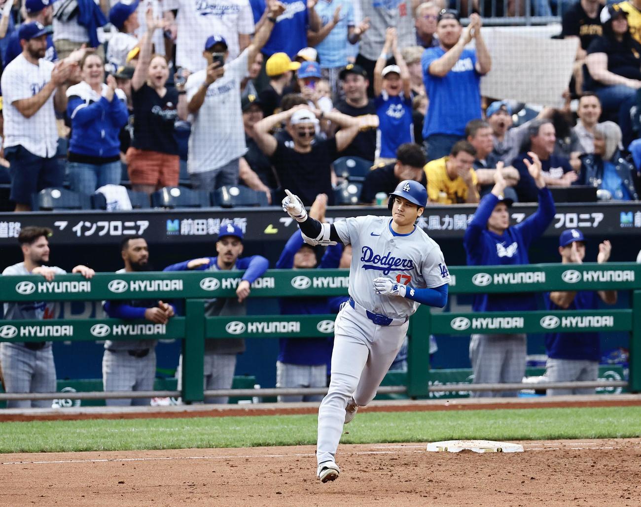 パイレーツ対ドジャース　3回表ドジャース2死一塁、大谷は中越えに2点本塁打を放ち一塁を回る（撮影・藤尾明華）