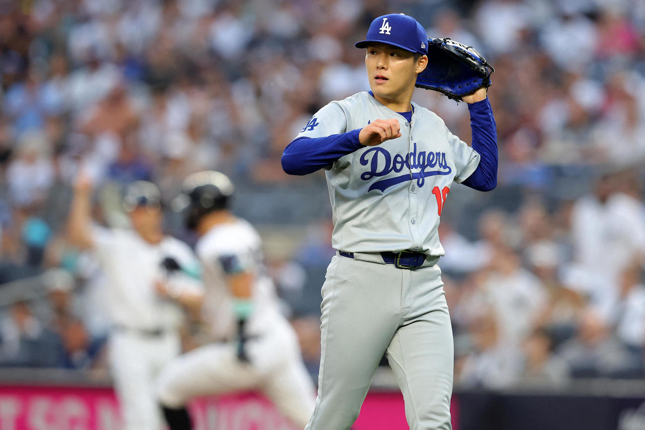 1回、ヤンキースのジャッジ(99)に二塁打を許したドジャース山本由伸（USA TODAY Sports＝ロイター）