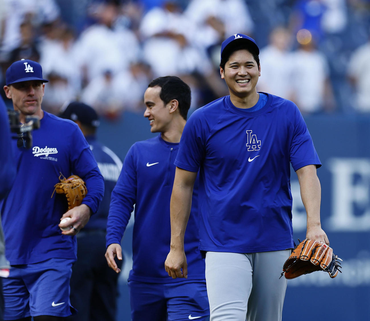 ヤンキース対ドジャース　キャッチボールを終え笑顔で引き揚げるドジャース大谷（撮影・藤尾明華）
