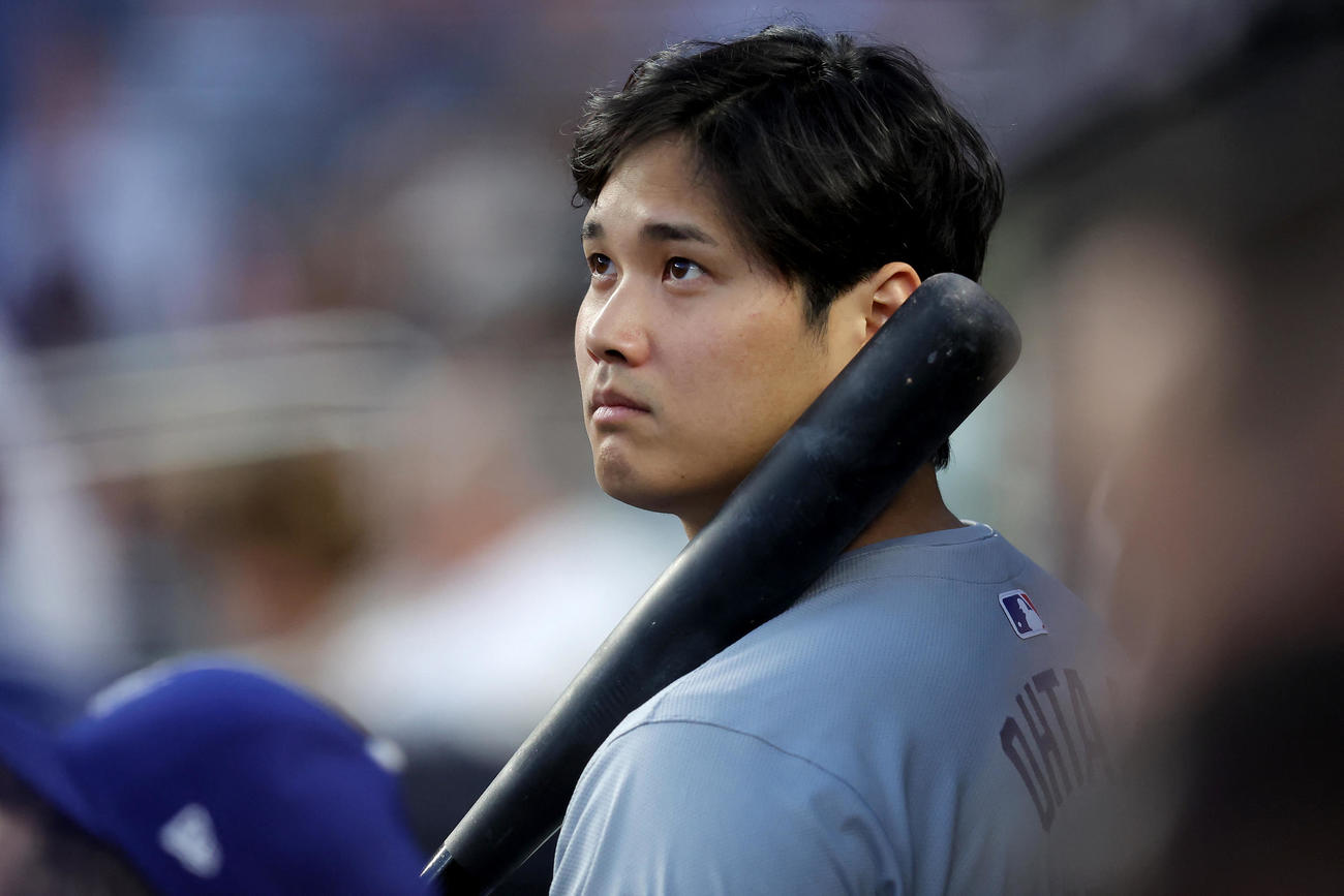 ヤンキース戦の5回、ダグアウトから戦況を見守るドジャース大谷翔平（USA TODAY Sports＝ロイター）